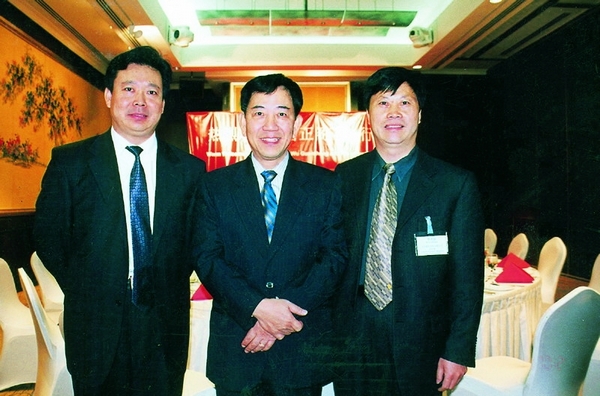 主题：李圣波研究员与山东宣传部长李群，新加坡总理政治秘书陈原在一起 日期：2010-12-28